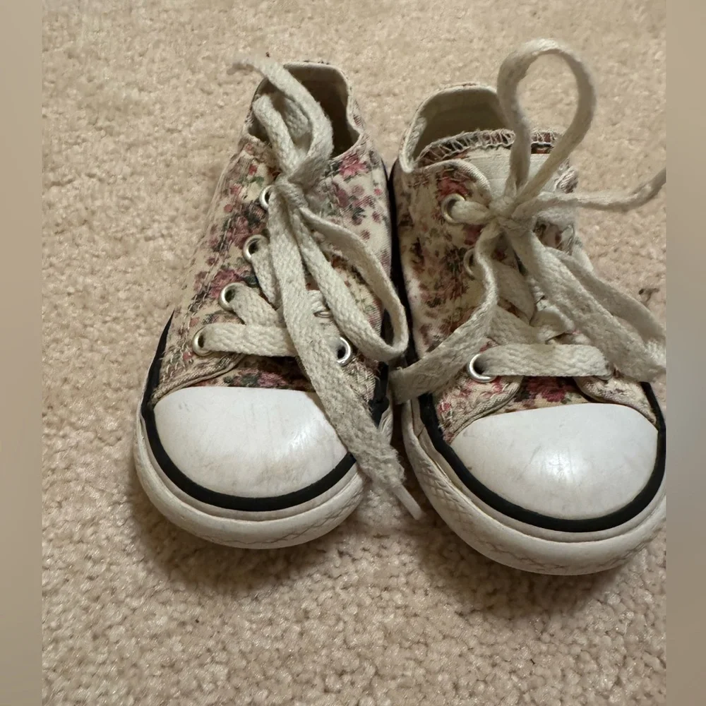 Converse Toddler Girl Size 6 Floral